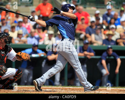 13. März 2012 - Sarasota, FL, USA - JAMES BORCHUCK |   Times.OT 350843 BORC rays (12.03.12) (Sarasota, FL) Matt Joyce Home Runs in der Sekunde hinter Jason Hammel während die Strahlen Frühling Trainingsspiel gegen die Baltimore Orioles Ed Smith-Stadion in Sarasota Dienstag, 13. März 2012.  [JAMES BORCHUCK, Stockfoto