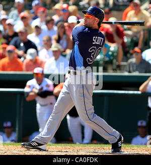 13. März 2012 - Sarasota, FL, USA - JAMES BORCHUCK |   Times.OT 350843 BORC rays (12.03.12) (Sarasota, FL) Luke Scott fliegt nach links in die vierte während die Strahlen Frühling training Spiel gegen die Baltimore Orioles Ed Smith-Stadion in Sarasota Dienstag, 13. März 2012.  [JAMES BORCHUCK Mal] (Cre Stockfoto