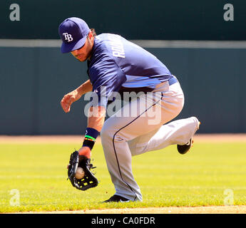 13. März 2012 - Sarasota, FL, USA - JAMES BORCHUCK |   Times.OT 350843 BORC rays (12.03.12) Felder (Sarasota, FL) Sean Rodriguez ein Ronny Paulino Grounder ein out im vierten während der Strahlen Frühling Trainingsspiel gegen die Baltimore Orioles Ed Smith-Stadion in Sarasota Dienstag, 13. März, Stockfoto