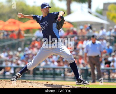 13. März 2012 - Sarasota, FL, USA - JAMES BORCHUCK |   Times.OT 350843 BORC rays (12.03.12) (Sarasota, FL) Burke Badenhop durchgestrichen Jai Miller, die vierte während der Strahlen Frühling Trainingsspiel gegen die Baltimore Orioles Ed Smith-Stadion in Sarasota Dienstag, 13. März 2012 zu beenden.  [JAMES BORC Stockfoto