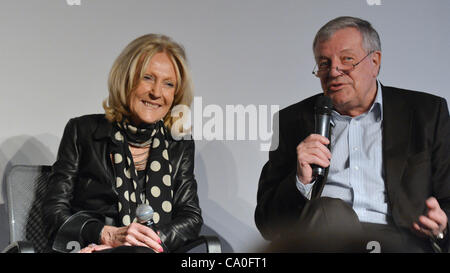 Tschechischer Architekt Eva Jiricna und tschechischer Journalist, Schriftsteller und Dramaturg Karel Hvizdala im DOX Zentrum für zeitgenössische Kunst in Prag, Tschechische Republik am 13. März 2012 gelten. (CTK Foto/Michal Dolezal) Stockfoto