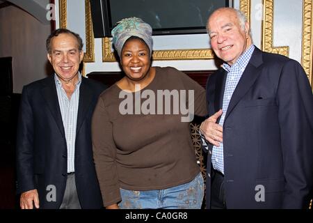 Marc Gershwin, Natasha Yvette-Williams, Mike Strunsky im Ankunftsbereich für The George und Ira Gershwin Theatre Education Programm Launch Event, The Richard Rodgers Theatre, New York, NY 13. März 2012. Foto von: Steve Mack/Everett Collection Stockfoto