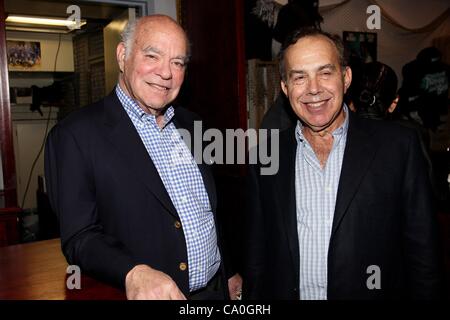 Mike Strunsky, Marc Gershwin im Ankunftsbereich für The George und Ira Gershwin Theatre Education Programm Launch Event, The Richard Rodgers Theatre, New York, NY 13. März 2012. Foto von: Steve Mack/Everett Collection Stockfoto