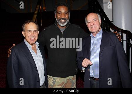 Marc Gershwin, Norm Lewis, Mike Strunsky im Ankunftsbereich für The George und Ira Gershwin Theatre Education Programm Launch Event, The Richard Rodgers Theatre, New York, NY 13. März 2012. Foto von: Steve Mack/Everett Collection Stockfoto