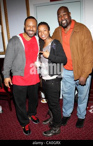 Gavin Gregory, Sharika Niles, Doug Eskew im Ankunftsbereich für The George und Ira Gershwin Theatre Education Programm Launch Event, The Richard Rodgers Theatre, New York, NY 13. März 2012. Foto von: Steve Mack/Everett Collection Stockfoto