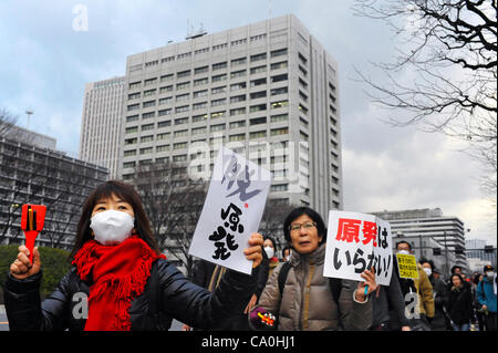 Tokyo, Japan - März 11: Hunderttausende Menschen gingen vor dem Gebäude des Ministeriums für Wirtschaft, Handel und Industrie bei einer Demonstration gegen Atomkraftwerke in Chiyoda, Tokio, Japan am 11. März 2012. Da war dieser Tag ein Jahr-Jubiläum der Great East Japan Erdbeben und Stockfoto