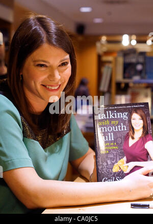 13. März 2012 - Toronto, Kanada - Gail Simmons, Top Chef Richter, Special Projects Director Food & Wine Magazine mit ausgebildeten kulinarischen Experten schildern ihre charmante und aufschlussreiche Essen Memoiren, im Gespräch mit meinem Mund voll. (JKP/N8N) Stockfoto