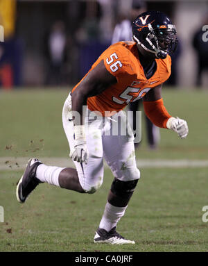 6. Januar 2012 läuft - Charlottesville, Virginia, Vereinigte Staaten von Amerika - Defensive End Cam Johnson #56 von Virginia Cavaliers auf dem Feld während des Spiels gegen die Duke Blue Devils auf 12. November 2011 im Scott Stadium in Charlottesville, Virginia. Virginia besiegte Herzog 31-21. (Kredit-Bild: © Andrew S Stockfoto