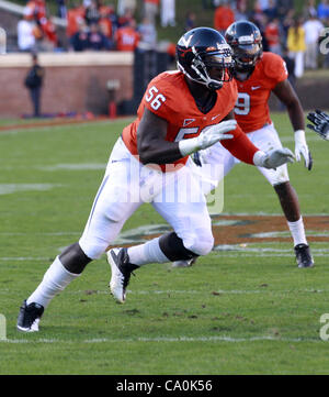 6. Januar 2012 läuft - Charlottesville, Virginia, Vereinigte Staaten von Amerika - Defensive End Cam Johnson #56 von Virginia Cavaliers auf dem Feld während des Spiels gegen die Duke Blue Devils auf 12. November 2011 im Scott Stadium in Charlottesville, Virginia. Virginia besiegte Herzog 31-21. (Kredit-Bild: © Andrew S Stockfoto