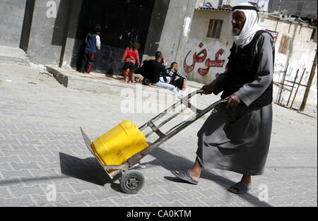 14. März 2012 - Rafah, Gaza-Streifen, Palästinensische Gebiete - ein palästinensischer Mann Füllung Kunststoff-Flaschen mit Trinkwasser aus einer öffentlichen Leitung Hauptquartier der United Nations Relief and Works Agency (UNRWA) im südlichen Gazastreifen Flüchtlingslager Rafah am 14. März 2012. Stockfoto