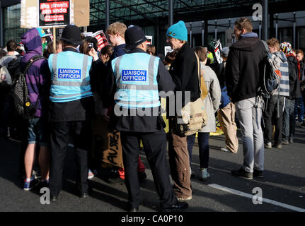 London, UK. 14.03.12. Die traf Polizei neue Protest Liaison Team im Gespräch mit Demonstranten bei einem Protest von Studenten und Mitglieder des besetzen London außerhalb der Department of Business, Innovation and Skills in der Victoria Street. Das Team soll Dialog und das Verständnis zu verbessern. Stockfoto