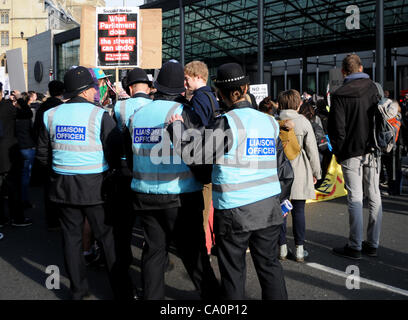 London, UK. 14.03.12. Die traf Polizei neue Protest Liaison Team im Gespräch mit Demonstranten bei einem Protest von Studenten und Mitglieder des besetzen London außerhalb der Department of Business, Innovation and Skills in der Victoria Street. Das Team soll Dialog und das Verständnis zu verbessern. Stockfoto