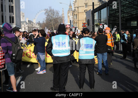 London, UK. 14.03.12. Die traf Polizei neue Protest Liaison Team bei einem Protest von Studenten und Mitglieder des besetzen London außerhalb der Department of Business, Innovation and Skills in der Victoria Street. Das Team soll Dialog und Verständigung zwischen Demonstranten und der Polizei zu verbessern. Stockfoto