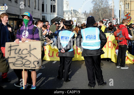 London, UK. 14.03.12. Die traf Polizei neue Protest Liaison Team bei einem Protest von Studenten und Mitglieder des besetzen London außerhalb der Department of Business, Innovation and Skills in der Victoria Street. Das Team soll Dialog und Verständigung zwischen Demonstranten und der Polizei zu verbessern. Stockfoto