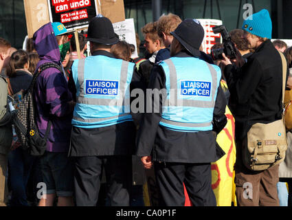 London, UK. 14.03.12. Die traf Polizei neue Protest Liaison Team im Gespräch mit Demonstranten bei einem Protest von Studenten und Mitglieder des besetzen London außerhalb der Department of Business, Innovation and Skills in der Victoria Street. Das Team soll Dialog und das Verständnis zu verbessern. Stockfoto