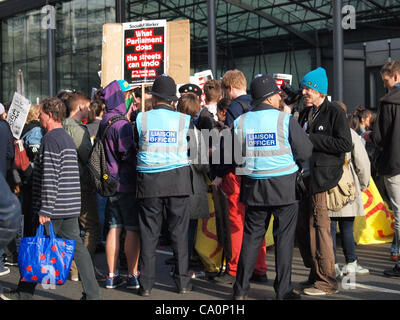 London, UK. 14.03.12. Die traf Polizei neue Protest Liaison Team im Gespräch mit Demonstranten bei einem Protest von Studenten und Mitglieder des besetzen London außerhalb der Department of Business, Innovation and Skills in der Victoria Street. Das Team soll Dialog und das Verständnis zu verbessern. Stockfoto