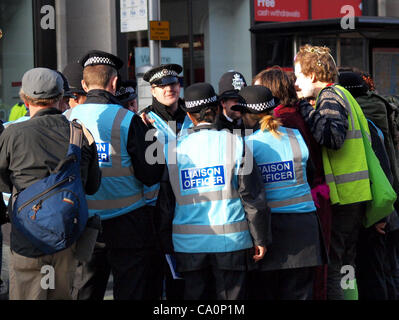 London, UK. 14.03.12. Die traf Polizei neue Protest Liaison Team sind Nieren bei einem Protest von Studenten und Mitglieder des besetzen London außerhalb der Department of Business, Innovation and Skills in der Victoria Street. Das Team soll Dialog und das Verständnis zu verbessern. Stockfoto