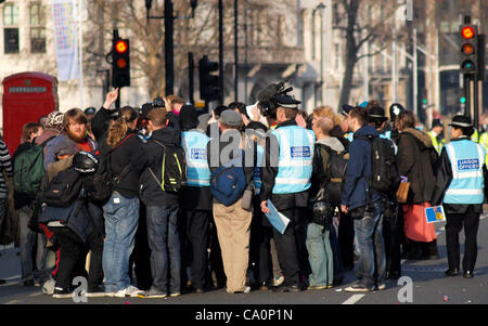 London, UK. 14.03.12. Die traf Polizei neue Protest Liaison Team sind Nieren bei einem Protest von Studenten und Mitglieder des besetzen London außerhalb der Department of Business, Innovation and Skills in der Victoria Street. Das Team soll Dialog und das Verständnis zu verbessern. Stockfoto