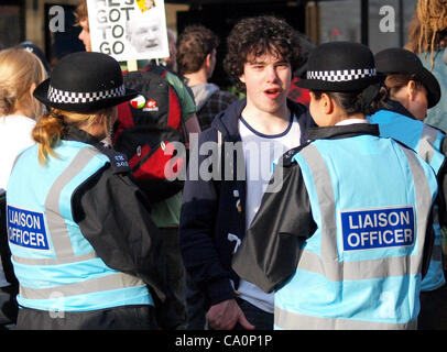 London, UK. 14.03.12. Die traf Polizei neue Protest Liaison Team im Gespräch mit ein Demonstrant bei einem Protest von Studenten und Mitglieder des besetzen London außerhalb der Department of Business, Innovation and Skills in der Victoria Street. Das Team soll Dialog und das Verständnis zu verbessern. Stockfoto