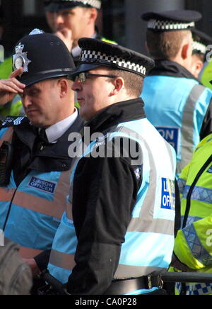 London, UK. 14.03.12. Die traf Polizei neue Protest Liaison Team bei einem Protest von Studenten und Mitglieder des besetzen London außerhalb der Department of Business, Innovation and Skills in der Victoria Street. Das Team soll Dialog und Verständigung zwischen Demonstranten und der Polizei zu verbessern. Stockfoto