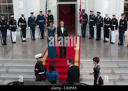 Präsident Barack Obama und First Lady Michelle grüßen Premierminister David Cameron und Frau Samantha vor einem Black Tie Dinner im Weißen Haus in Washington, D.C. auf mittwochs. 14. März 2012. Stockfoto