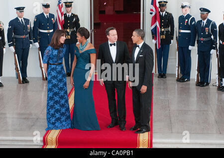 Präsident Barack Obama und First Lady Michelle grüßen Premierminister David Cameron und Frau Samantha vor einem Black Tie Dinner im Weißen Haus in Washington, D.C. auf mittwochs. 14. März 2012. Stockfoto