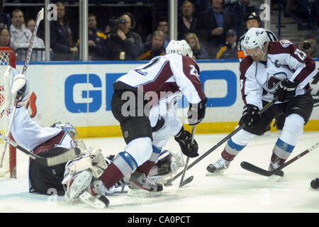 14. März 2012 - Buffalo, New York, USA - Colorado Avalanche rechten Flügel Milan Hejduk (23) löscht den Puck aus dem Netz nach Colorado Avalanche Torwart Semyon Varlamov (1) die erste Periode, die gegen die Buffalo Sabres an die First Niagara Center in Buffalo, New York sparen gemacht. Colorado und Buffalo sind Stockfoto