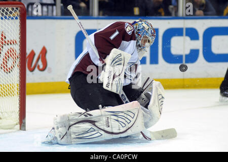 14. März 2012 - macht Buffalo, New York, USA - Colorado Avalanche Torwart Semyon Varlamov (1) die erste Periode, die gegen die Buffalo Sabres an die First Niagara Center in Buffalo, New York zu retten. Colorado und Buffalo sind 2: 2 nach der ersten Periode gebunden. (Kredit-Bild: © Michael Johnson/Southcreek/ZUMAP Stockfoto