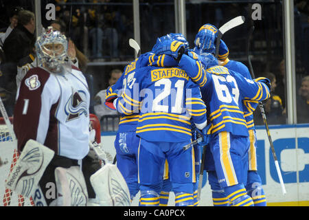 14. März 2012 - feiert Buffalo, New York, USA - Buffalo Sabres rechter Flügel Drew Stafford (21) mit Buffalo Sabres linken Flügel Marcus Foligno (82) und Buffalo Sabres linke Tyler Ennis (63) nach der ersten Periode Ziel an die First Niagara Center in Buffalo, New York. Colorado und Buffalo sind Stockfoto