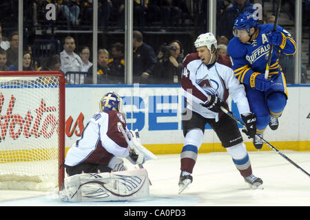 14. März 2012 - Buffalo, New York, USA - Buffalo Sabres Center bekommt Derek Roy (9) in der Luft während der Ausführung in Colorado Avalanche Verteidiger Ryan Wilson (44) in der ersten Periode an die First Niagara Center in Buffalo, New York. Colorado und Buffalo sind 2: 2 nach der ersten Periode gebunden. (Bild Kredit: Stockfoto