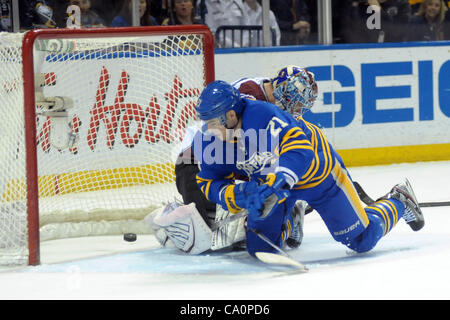 14. März 2012 - Buffalo, New York, USA - kreuzt der Puck die Torlinie wie Buffalo Sabres gleich wing Drew Stafford (21) Dias über die Vorderseite des Netzes der shorthanded Ziel gegen die Colorado Avalanche Torwart Semyon Varlamov (1) in der ersten Periode an die First Niagara Center in Buffalo, New Yo Stockfoto