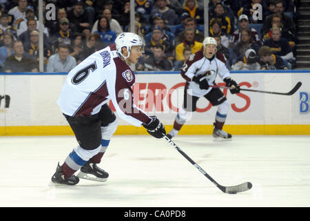 14. März 2012 - skates Buffalo, New York, USA - Colorado Avalanche Verteidiger Erik Johnson (6) den Puck aus der Zone in der ersten Periode gegen die Buffalo Sabres an die First Niagara Center in Buffalo, New York. Colorado und Buffalo sind 2: 2 nach der ersten Periode gebunden. (Kredit-Bild: © Michael Stockfoto