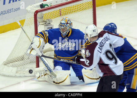 14. März 2012 - klopft Buffalo, New York, USA - Buffalo Sabres Torhüter Ryan Miller (30) den Puck entfernt in der zweiten Periode gegen die Colorado Avalanche an die First Niagara Center in Buffalo, New York. Colorado besiegt Buffalo 5-4 in der Overtime. (Kredit-Bild: © Michael Johnson/Southcreek/ZUMA Stockfoto