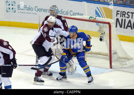 14. März 2012 - versucht Buffalo, New York, USA - Colorado Avalanche Verteidiger Ryan O'Byrne (3), Buffalo Sabres rechter Flügel Jason Pominville (29) klar von der Vorderseite des Netzes in der zweiten Phase an die First Niagara Center in Buffalo, New York. Colorado besiegt Buffalo 5-4 in der Overtime. (Credit Stockfoto