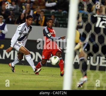 14. März 2012 - schießt Los Angeles, Kalifornien, USA - JOU PLATA Nr. 7 des Toronto FC den Ball gegen SEAN FRANKLIN #5 von Los Angeles Galaxy während ein Nord-, Mittelamerika und Karibik Association Football (CONCACAF) Champions League Spiel im Home Depot Center in Carson. Tor Stockfoto