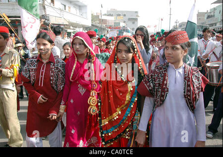 Teilnehmer durchlaufen eine Straße bei Spaziergang auf dem Hamara Karachi Hamara Pakistan Festival von Hamara Karachi Stiftung und District Municipal Corporation Malir auf Donnerstag, 15. März 2012 angeordnet. Stockfoto