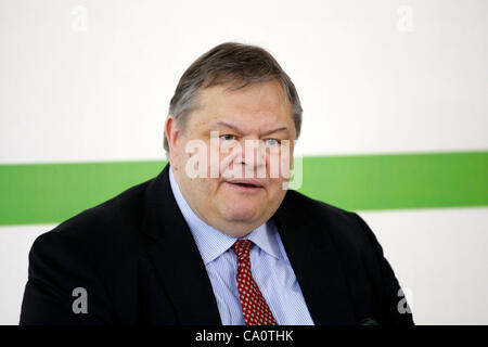 15. März 2012 spricht - Athen, Griechenland - Finanzminister EVANGELOS VENIZELOS während einer Pressekonferenz. Venizelos ist der einzige Anwärter für die Führung der sozialistischen PASOK-Partei die Mehrheit in einer Abstimmung an diesem Sonntag (Credit-Bild: © Aristidis Vafeiadakis/ZUMAPRESS.com) Stockfoto