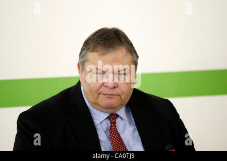 15. März 2012 spricht - Athen, Griechenland - Finanzminister EVANGELOS VENIZELOS während einer Pressekonferenz. Venizelos ist der einzige Anwärter für die Führung der sozialistischen PASOK-Partei die Mehrheit in einer Abstimmung an diesem Sonntag (Credit-Bild: © Aristidis Vafeiadakis/ZUMAPRESS.com) Stockfoto