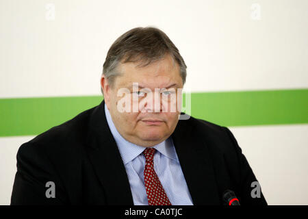 15. März 2012 spricht - Athen, Griechenland - Finanzminister EVANGELOS VENIZELOS während einer Pressekonferenz. Venizelos ist der einzige Anwärter für die Führung der sozialistischen PASOK-Partei die Mehrheit in einer Abstimmung an diesem Sonntag (Credit-Bild: © Aristidis Vafeiadakis/ZUMAPRESS.com) Stockfoto