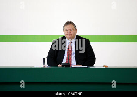 Finanzminister EVANGELOS VENIZELOS spricht während einer Pressekonferenz. Venizelos ist der einzige Anwärter für die Führung der meisten sozialistischen PASOK-Partei in einer Abstimmung an diesem Sonntag Stockfoto