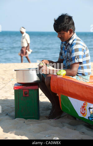 17. Februar 2012 - Chennai (Stadt, Tamilnadu (staatliche, Indien - 17. Februar 2012, Chennai, Indien - einheimischen entspannen inmitten der Angelboote/Fischerboote der Merina Strand im Zentrum von Chennai, Indien. Von der nahe gelegenen Provinzhaus tragen der Claretiner aus den unterschiedlichsten religiösen und sozialen Programme über die sta Stockfoto