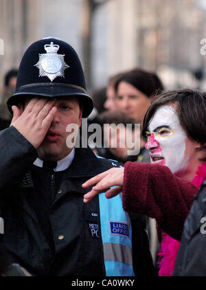 London, UK. 14.03.12. Mitglieder der Clown Army zu protestieren, dass Bewegung die traf Polizei neue Protest Liaison Team, wie Studierende protestierte gegen das Department of Business, Innovation and Skills in der Victoria Street Nieren. Stockfoto