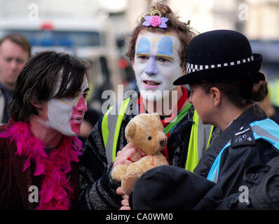 London, UK. 14.03.12. Mitglieder der Clown Army zu protestieren, dass Bewegung die traf Polizei neue Protest Liaison Team, wie Studierende protestierte gegen das Department of Business, Innovation and Skills in der Victoria Street Nieren. Stockfoto