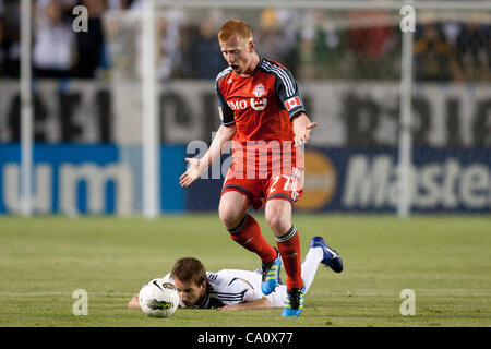 14. März 2012 - reagiert Carson, Kalifornien, USA - Toronto FC Verteidiger Richard Eckersley #27, nachdem die Pfeife, während die CONCACAF Champions League-Spiel zwischen Toronto FC und die Los Angeles Galaxy im Home Depot Center geblasen wurde. (Bild Kredit: Brandon Parry/Southcreek/ZUMAPRESS.com ©) Stockfoto