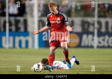 14. März 2012 - reagiert Carson, Kalifornien, USA - Toronto FC Verteidiger Richard Eckersley #27, nachdem die Pfeife, während die CONCACAF Champions League-Spiel zwischen Toronto FC und die Los Angeles Galaxy im Home Depot Center geblasen wurde. (Bild Kredit: Brandon Parry/Southcreek/ZUMAPRESS.com ©) Stockfoto