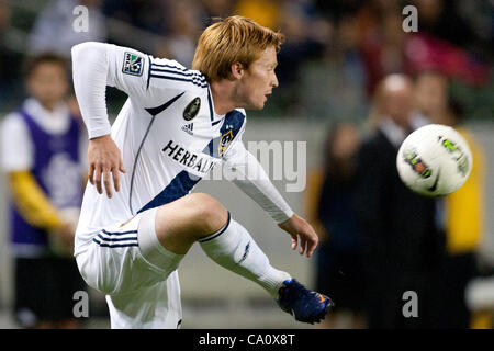 14. März 2012 - steuert Carson, Kalifornien, USA - Los Angeles Galaxy Mittelfeldspieler Daniel Keat #15 den Ball während des CONCACAF Champions League-Spiels zwischen Toronto FC und die Los Angeles Galaxy im Home Depot Center. Die Galaxie fuhr fort, besiegt und klopfte aus der Champions League mit Stockfoto