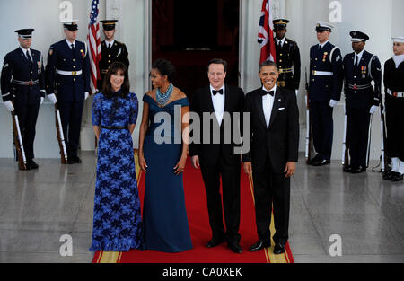 14. März 2012 - Washington, District Of Columbia, US - Präsident BARACK OBAMA und First Lady MICHELLE OBAMA begrüßen, der britische Premierminister DAVID CAMERON und seine Frau SAMANTHA wie eintreffen am nördlichen Portikus für ein State Dinner im Weißen Haus. (Kredit-Bild: © Mary F. Calvert/ZUMAPRESS.com) Stockfoto