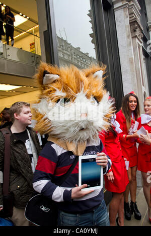 London, UK, 16.03.12. Die dritte Generation iPad ging auf Verkauf im Apple-Flagship-Store in der Regent Street London. "iPad" ist eine Linie der Tablet-Computer von Apple Inc. entwickelt, Apple veröffentlicht das erste iPad im April 2010. Stockfoto