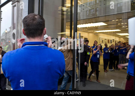 London, UK, 16.03.12. Die dritte Generation iPad ging auf Verkauf im Apple-Flagship-Store in der Regent Street London. "iPad" ist eine Linie der Tablet-Computer von Apple Inc. entwickelt, Apple veröffentlicht das erste iPad im April 2010. Stockfoto