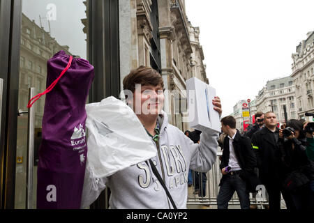 London, UK, 16/03/12.ANDREW BRACKIN (im Bild) machte den ersten Kauf des "neuen Ipad". Die dritte Generation iPad ging auf Verkauf im Apple-Flagship-Store in der Regent Street London. "iPad" ist eine Linie der Tablet-Computer von Apple Inc. entwickelt, Apple veröffentlicht das erste iPad im April 2010. Stockfoto